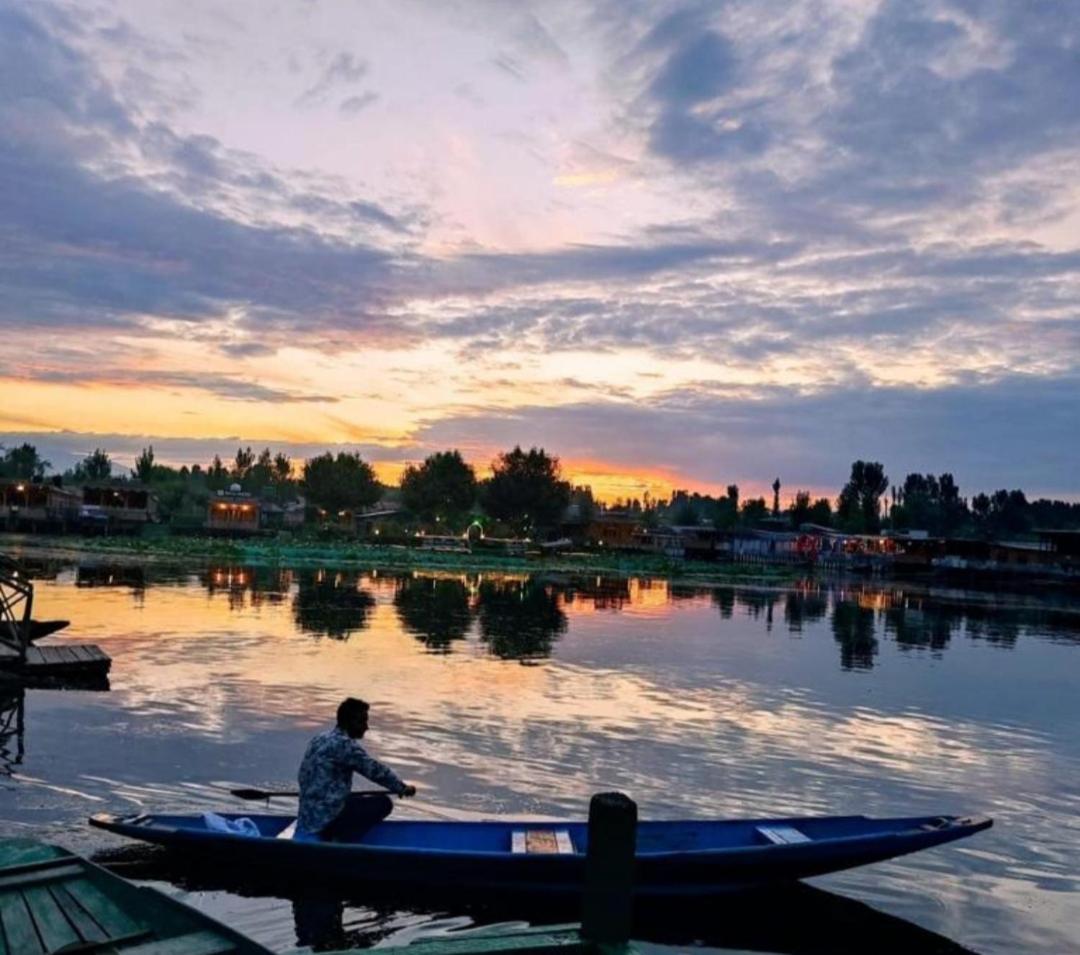 New Minar Group Of Houseboats Hotel ศรีนาการ์ ภายนอก รูปภาพ