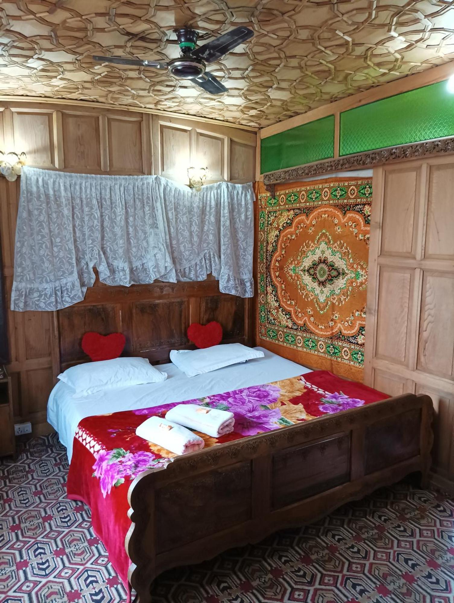 New Minar Group Of Houseboats Hotel ศรีนาการ์ ภายนอก รูปภาพ